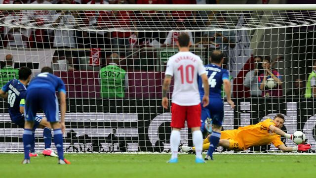 Przemyslaw Tyton saves the spot-kick